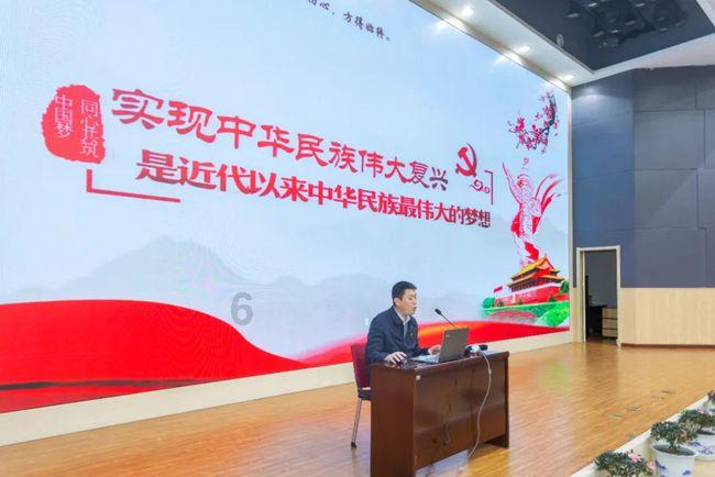 货车车厢搭车棚还载人，既危险又违法！