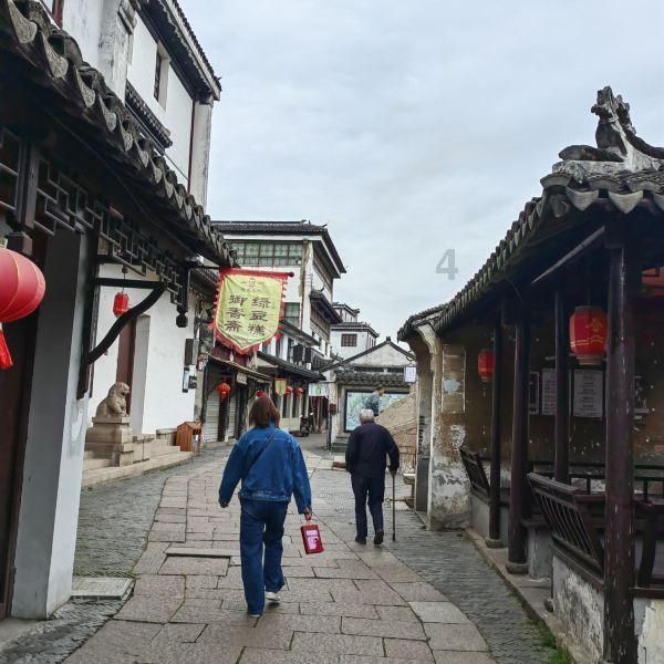 16岁黄多多一身碎花吊带裙,优雅温婉,褪去了脸上稚气的婴儿肥